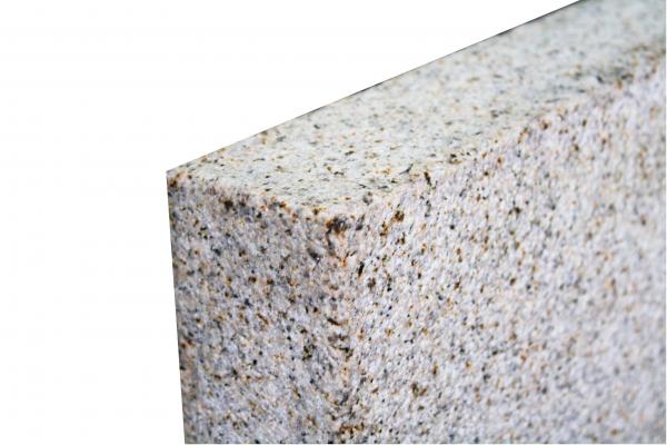 Granit Stele gelb gesägt & gestockt 12x12 cm